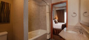 Een haardroger, handdoeken, zeep, toiletpapier