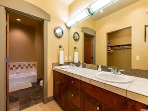 Hair dryer, towels - 4 bdr Swiss chalet in Solitude, 5 min to lifts (Salt Lake City)