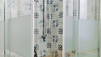 Regadera, secadora de cabello, bidet, toallas