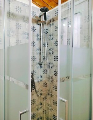 Bruser, hårtørrer, bidet, håndklæder