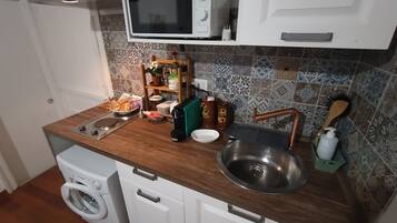 Kjøleskap, mikrobølgeovn, kokeplater og kaffetrakter/tekoker