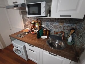 Kühlschrank, Mikrowelle, Herdplatte, Wasserkocher mit Kaffee-/Teezubehör