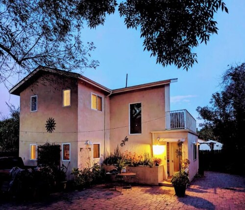 2nd Story Open Air Balcony; Welcoming Apartment!

