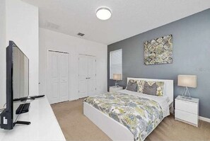 4 bedrooms, iron/ironing board, WiFi, bed sheets - Luxury Family Villa with Pool, BBQ & Resort Amenities Near Disney (Kissimmee)