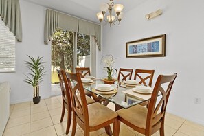 Dining - Spacious Lakefront Townhouse | 10 Mins to Disney & Resort Pool Access (Kissimmee)