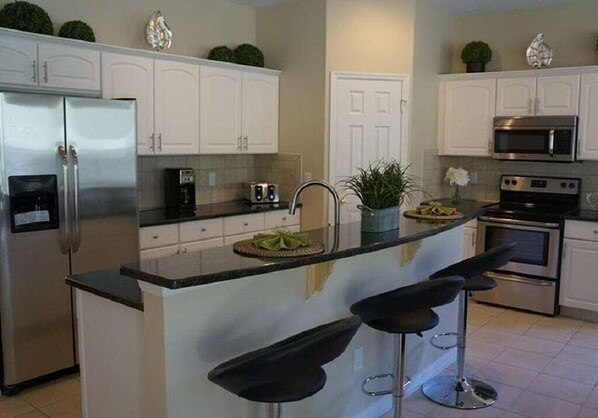 Fridge, microwave, oven, dishwasher - Modern 4-Bedroom Villa with Pool, Spa, Game Room & BBQ – 20 Min to Disney (Davenport)