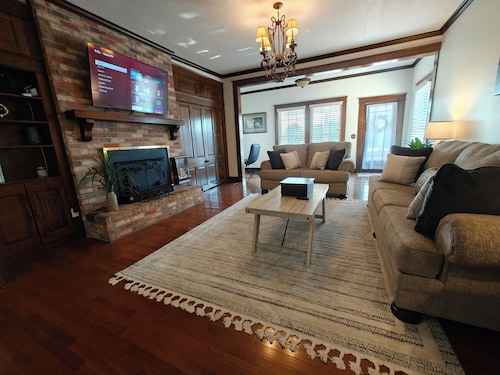 13. King bed, sleeps 22, historic 5-bedroom house in  Albertville with WiFi, AC