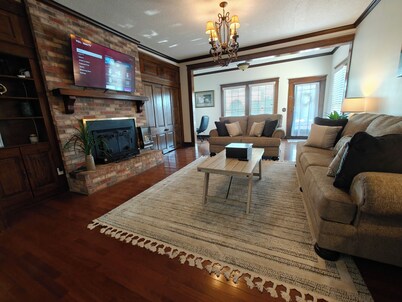 13. King bed, sleeps 22, historic 5-bedroom house in  Albertville with WiFi, AC