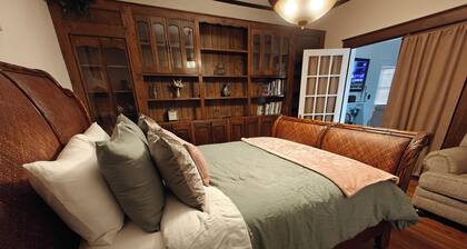 13. King bed, sleeps 22, historic 5-bedroom house in Albertville with WiFi, AC