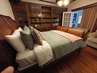 13. King bed, sleeps 22, historic 5-bedroom house in  Albertville with WiFi, AC