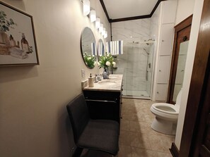 Dusche, Haartrockner, Handtücher, Seife