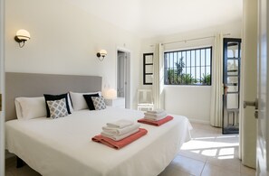 4 chambres, coffres-forts dans les chambres, fer et planche à repasser