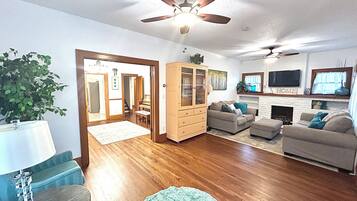 Smart TV, fireplace