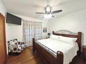 3 bedrooms, desk, iron/ironing board, travel cot