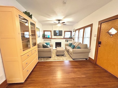 Smart TV, fireplace. Riverside Gem - Fully Fenced Yard W/ Washer&Dryer!