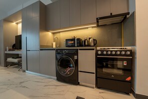 Refrigerador, microondas, horno y cafetera y tetera 