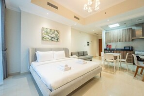 Iron/ironing board, WiFi, bed sheets - AWS Holiday Homes - In the Heart of Downtown (Dubai)