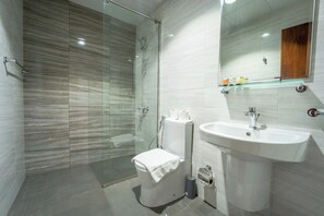 Douche, sèche-cheveux, serviettes fournies