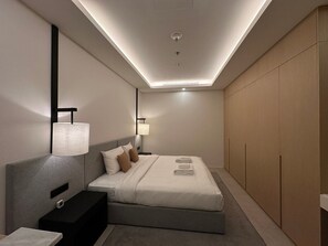 Een bureau, een strijkplank/strijkijzer, internet, beddengoed