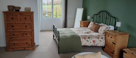 1 habitación, tabla de planchar con plancha, wifi gratis y ropa de cama