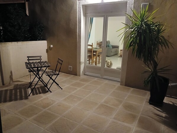 Outdoor dining - A spacious village house for two, a minutes walk from the local amenities! (Loubès-Bernac)