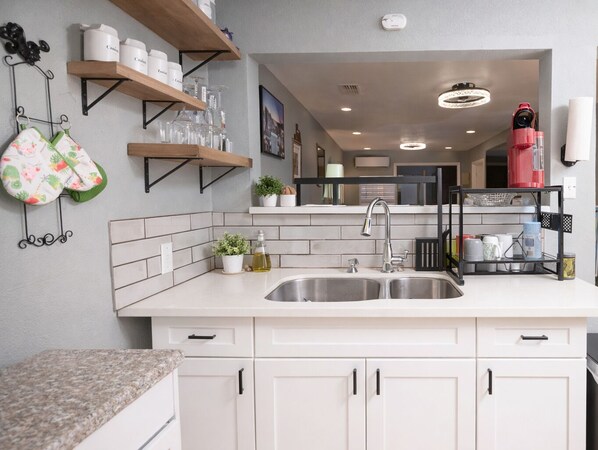 Coffee/tea maker, fridge, microwave, oven - Serene 3-bedroom house , heated Pool & Arcade (San Antonio)
