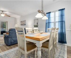 Dining - Barefoot Villa: Pools, Golf, Beach, Snowbirds (North Myrtle Beach)