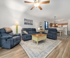 Smart TV, books - Barefoot Villa: Pools, Golf, Beach, Snowbirds (North Myrtle Beach)