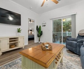 Smart TV, books - Barefoot Villa: Pools, Golf, Beach, Snowbirds (North Myrtle Beach)