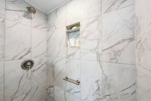 Dusche, umweltfreundliche Kosmetikartikel, Haartrockner, Handtücher