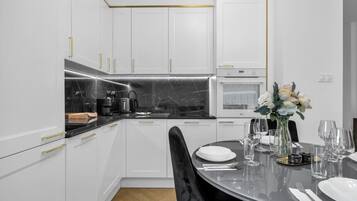 Frigorífico, horno, placa de cocina y lavavajillas