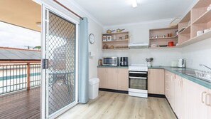 Een koelkast, een magnetron, een oven, een kookplaat