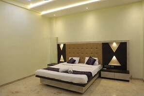 5 bedrooms, bed sheets - SWARG The Ultimate Heaven

 (Panchgani)