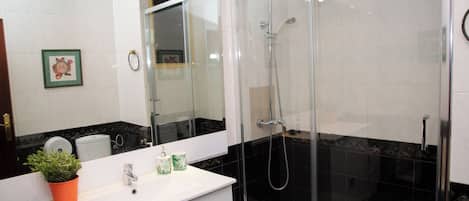 Douche, sĂšche-cheveux, serviettes fournies, savon