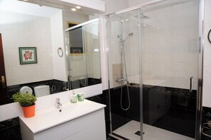 Dusche, Haartrockner, Handtücher, Seife