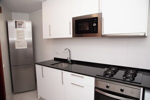 Mikrowelle, Ofen, Herdplatte, Wasserkocher mit Kaffee-/Teezubehör