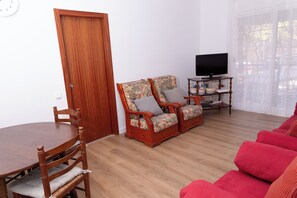 Smart TV, books - APARTMENT GRANVIA FIRA BCN🎅🏻 (Hospitalet de Llobregat)