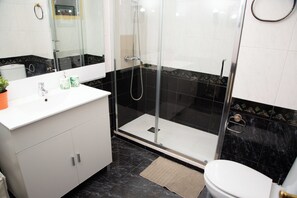 Shower, hair dryer, towels, soap - Granvia Apartment Seasonal Christmas Promotion for Couples and Family 🎅🏻 (Hospitalet de Llobregat)