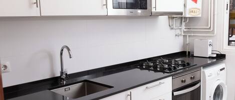 Micro-ondas, fogão, cooktop, cafeteira/chaleira