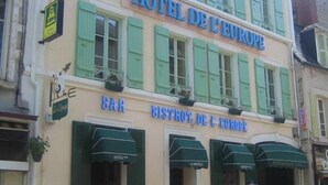A building with a sign reading "HOTEL DE L'EUROPE" and "BAR BISTROT DE L'EUROPE" indicating a restaurant and bar on the ground floor. - Hôtel de l'Europe (Corbigny)