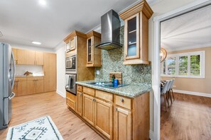 冷蔵庫、電子レンジ、オーブン、コンロ