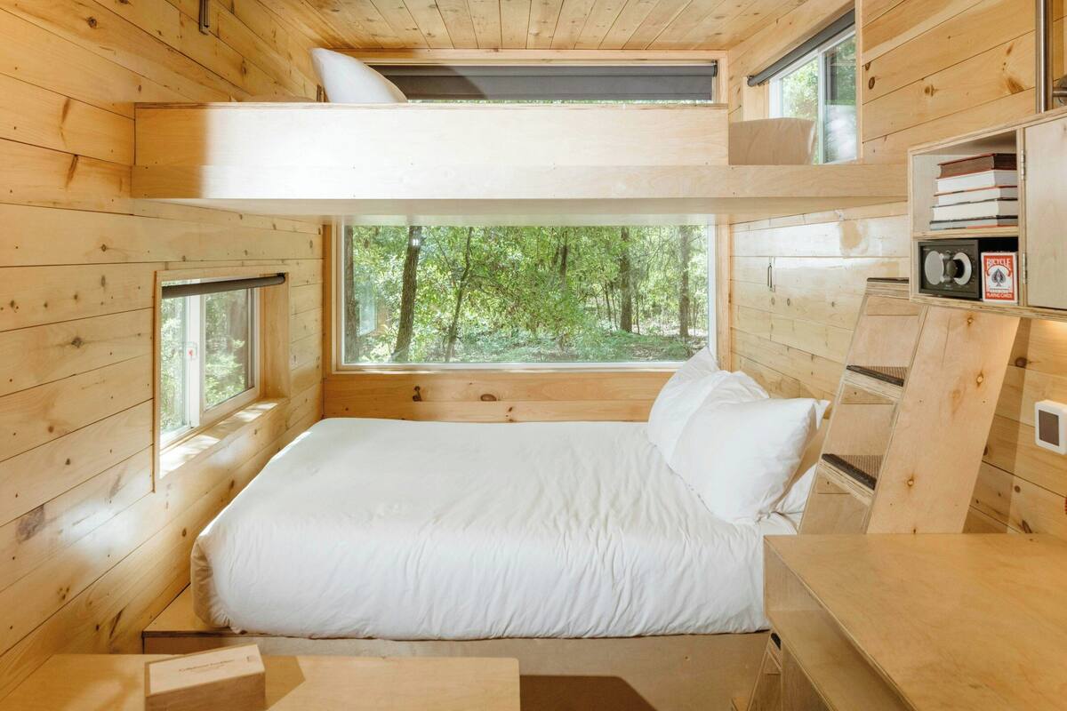Standard Cabin, 2 Katil Ratu (Queen) | 1 bilik tidur, meja, ruang kerja komputer riba, cadar katil