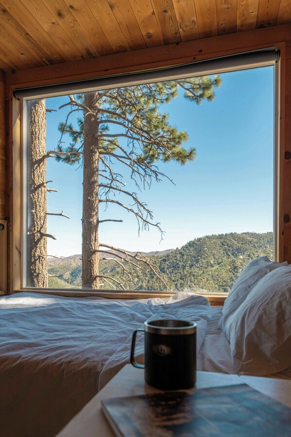 1 sovrum, skrivbord, arbetsyta för laptop och sÀngklÀder