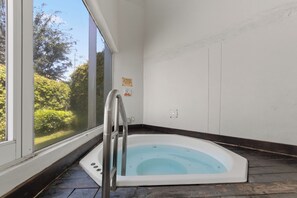 Indoor spa tub