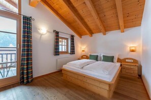 House | 5 bedrooms, iron/ironing board, bed sheets - Comfortable Alpine Chalet for 12 (Wald im Pinzgau)