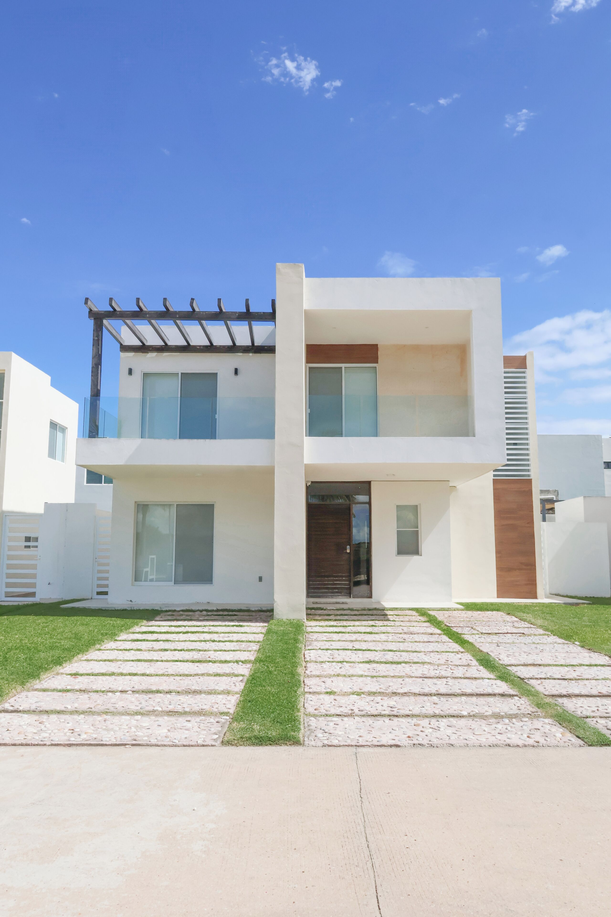 Vista frontal de la propiedad