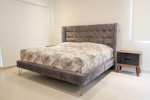 Luxury Apartment, Patio | 3 bilik tidur, langsir/tirai gelap terus, seterika/papan seterika 