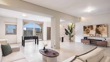 Vila exclusiva, 5 quartos, piscina particular, vista para o mar | Área de estar | Smart TV, console de videogame, pebolim