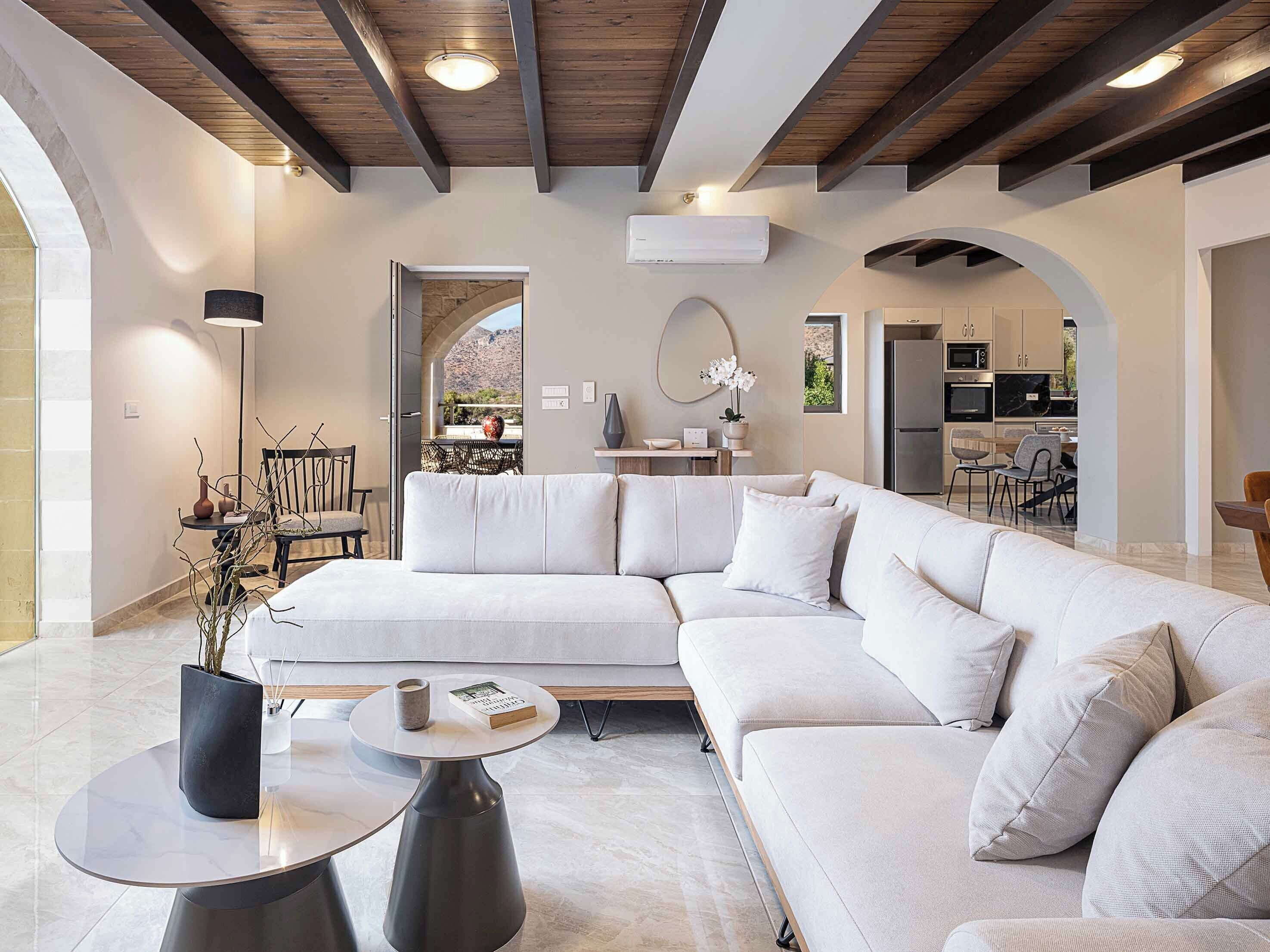 Vila exclusiva, 5 quartos, piscina particular, vista para o mar | Área de estar | Smart TV, console de videogame, pebolim