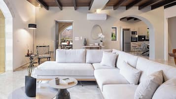 Vila exclusiva, 5 quartos, piscina particular, vista para o mar | Área de estar | Smart TV, console de videogame, pebolim